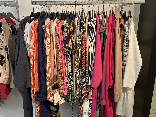 200 kledingstukken en accessoires voor dames - afbeelding 5 van  38