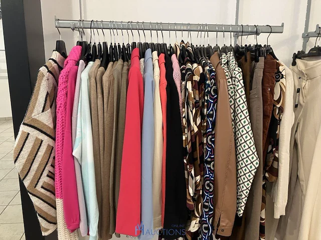 200 kledingstukken en accessoires voor dames - afbeelding 6 van  38