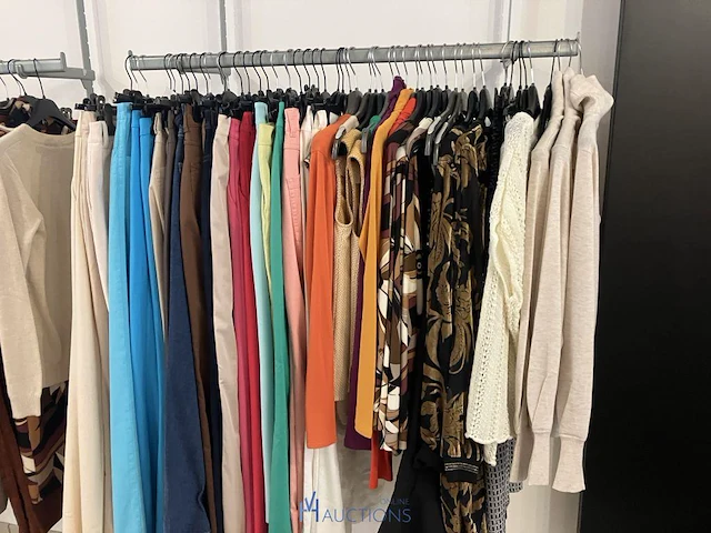 200 kledingstukken en accessoires voor dames - afbeelding 7 van  38