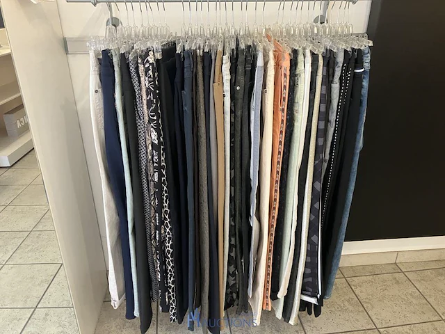 200 kledingstukken en accessoires voor dames - afbeelding 8 van  38