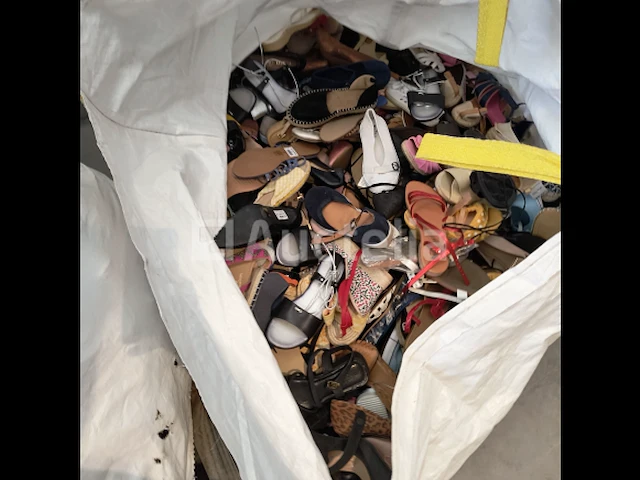 20000 niet-overeenkomende schoenen om te sorteren - afbeelding 2 van  13