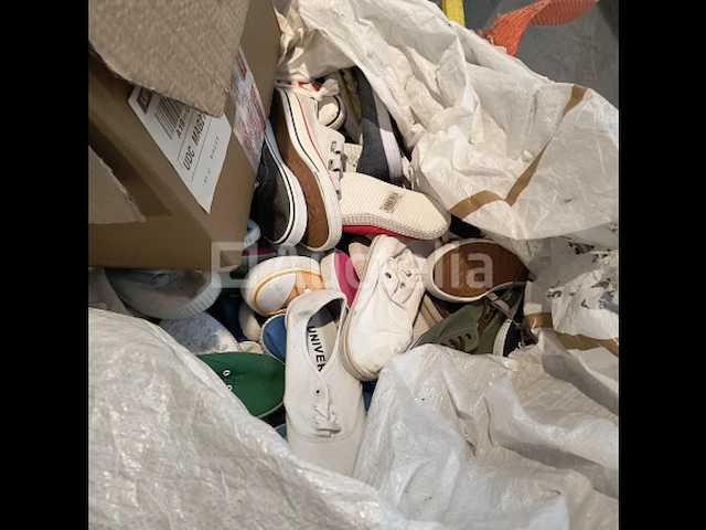 20000 niet-overeenkomende schoenen om te sorteren - afbeelding 4 van  13
