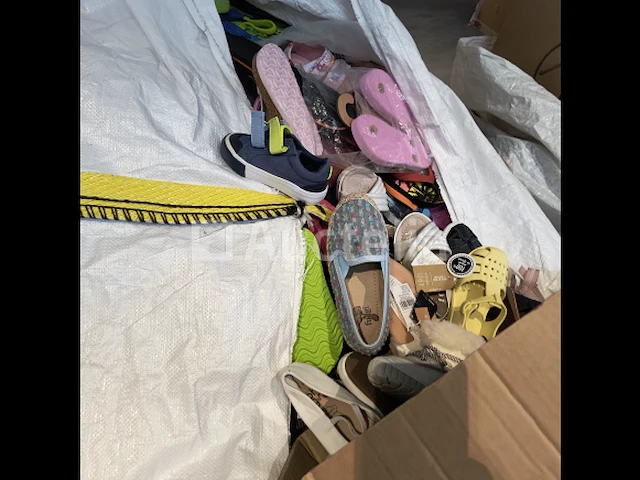 20000 niet-overeenkomende schoenen om te sorteren - afbeelding 5 van  13