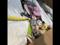 20000 niet-overeenkomende schoenen om te sorteren - afbeelding 5 van  13