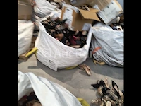 20000 niet-overeenkomende schoenen om te sorteren - afbeelding 1 van  13