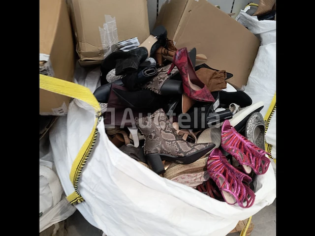20000 niet-overeenkomende schoenen om te sorteren - afbeelding 8 van  13
