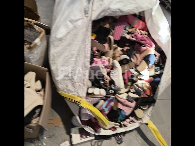 20000 niet-overeenkomende schoenen om te sorteren - afbeelding 9 van  13