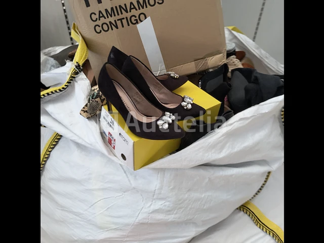 20000 niet-overeenkomende schoenen om te sorteren - afbeelding 11 van  13