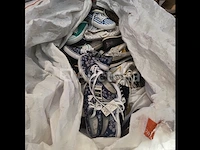 20000 niet-overeenkomende schoenen om te sorteren - afbeelding 12 van  13