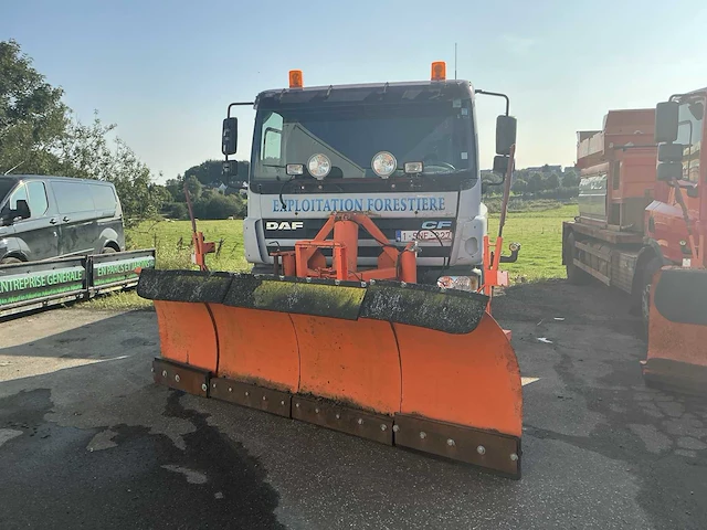 2001 daf 75.250 vrachtwagen met sneeuwruimer en zoutstrooier - afbeelding 2 van  38