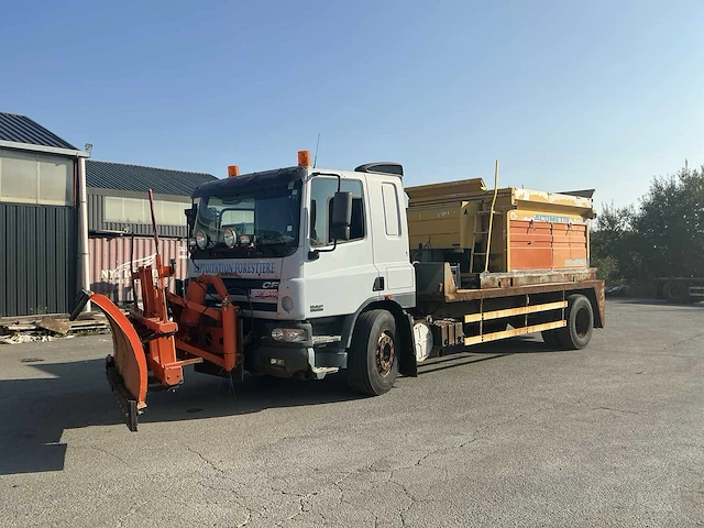 2001 daf 75.250 vrachtwagen met sneeuwruimer en zoutstrooier - afbeelding 1 van  38