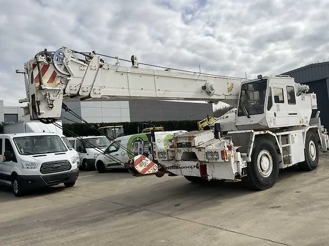 2001 tadano tr-300e-3-00101 telescoopkraan - afbeelding 1 van  38