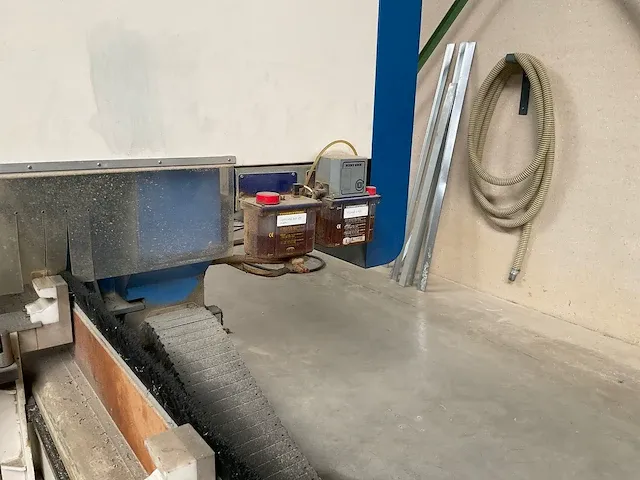 2002 mecal pioneer mc304 cnc bewerkingscentrum - afbeelding 7 van  12