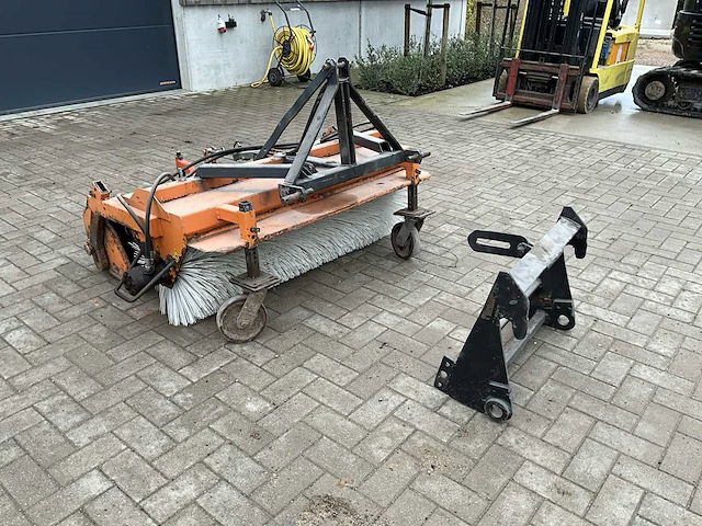 2003 bemo straatveegmachine incl. adapter wiellader - afbeelding 1 van  16