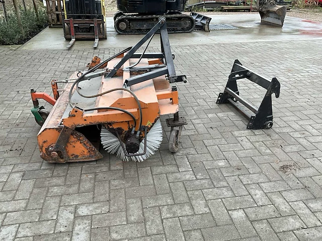2003 bemo straatveegmachine incl. adapter wiellader - afbeelding 10 van  16