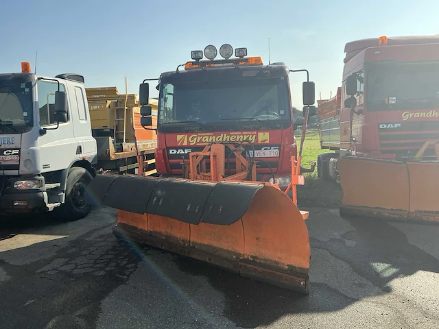 2004 daf 75.360 vrachtwagen met sneeuwruimer en zoutstrooier - afbeelding 2 van  37