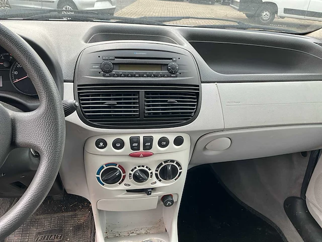 2004 fiat punto personenauto - afbeelding 19 van  39