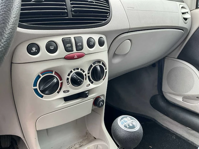 2004 fiat punto personenauto - afbeelding 27 van  39