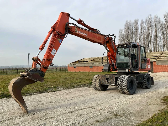 2004 hitachi zx 130w banden graafmachines - afbeelding 1 van  35
