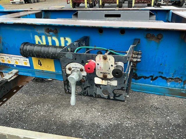 2004 krone sd 27 oplegger met containerchassis - afbeelding 11 van  13