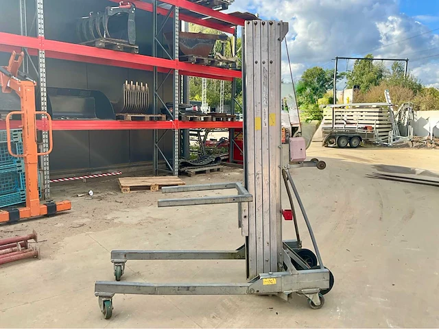 2005 alp lift / materiaallift met handlier - afbeelding 1 van  9