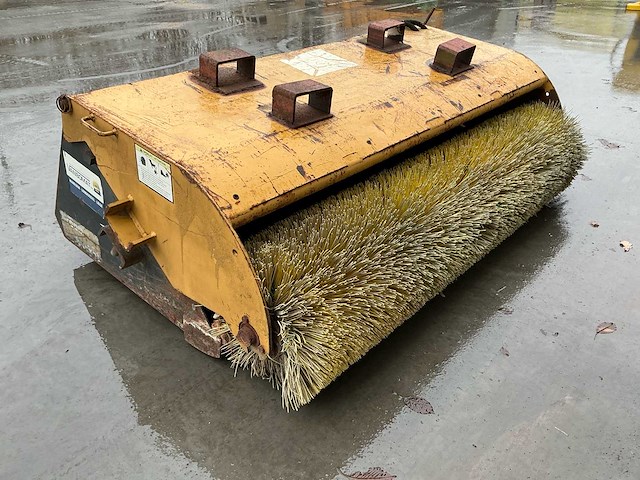 2005 attec hydraulische aanbouwwisser / borstel - afbeelding 1 van  5