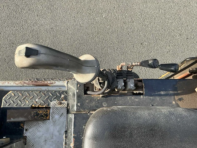 2006 knikmops 90 shovel met accesoires - afbeelding 8 van  27