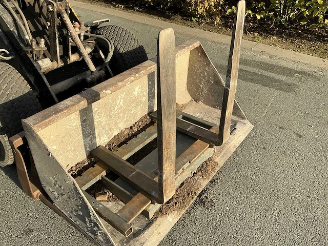 2006 knikmops 90 shovel met accesoires - afbeelding 25 van  27
