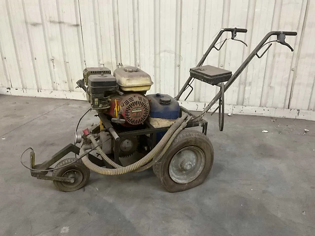 2006 taiver l4200 lijnen markeerder - verfmachine op benzine motor - afbeelding 1 van  9