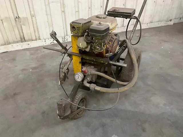 2006 taiver l4200 lijnen markeerder - verfmachine op benzine motor - afbeelding 2 van  9