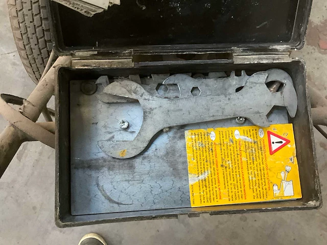 2006 taiver l4200 lijnen markeerder - verfmachine op benzine motor - afbeelding 5 van  9