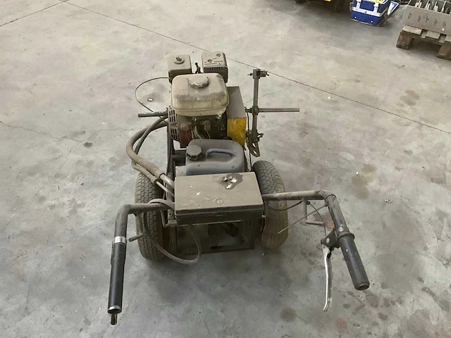 2006 taiver l4200 lijnen markeerder - verfmachine op benzine motor - afbeelding 7 van  9