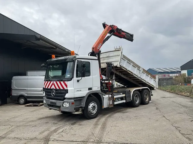 2007 mercedes-benz actros 2636 vrachtwagen met autolaadkraan - afbeelding 1 van  11