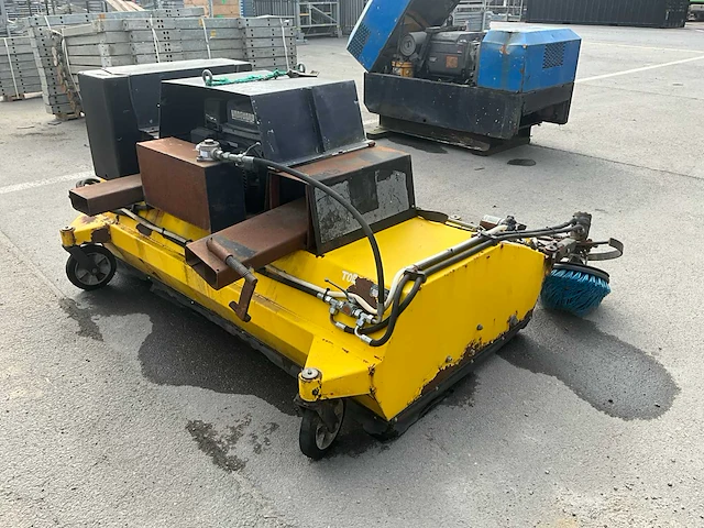 2008 mts yellow bull 20.01 straatveegmachine met heftruck koppelplaat - afbeelding 2 van  9