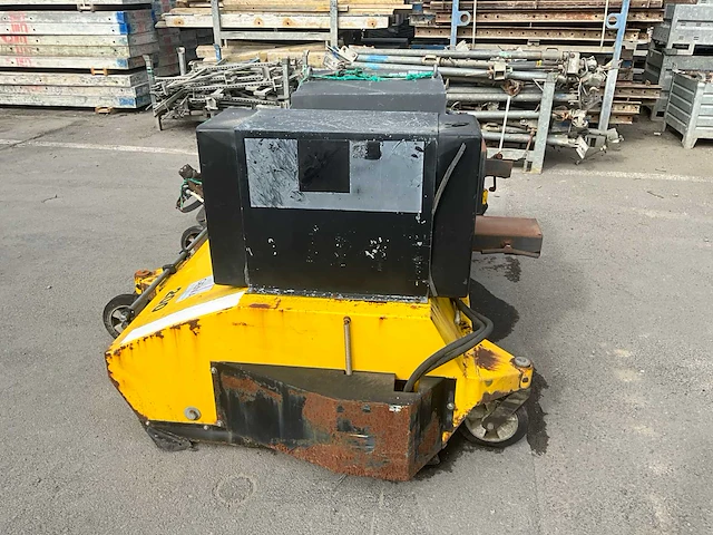 2008 mts yellow bull 20.01 straatveegmachine met heftruck koppelplaat - afbeelding 4 van  9