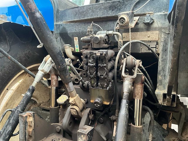 2009 new holland t6050 vierwielaangedreven landbouwtractor - afbeelding 8 van  34