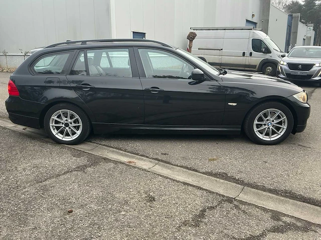 2010 bmw 318d - afbeelding 29 van  32
