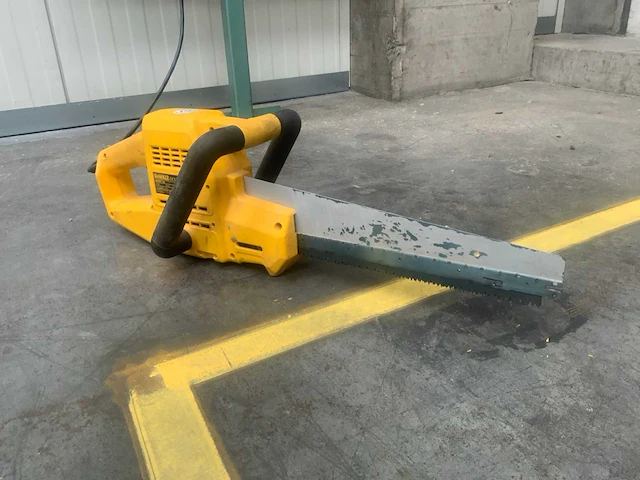 2010 dewalt dw391 elektrische handzaagmachine - afbeelding 1 van  5