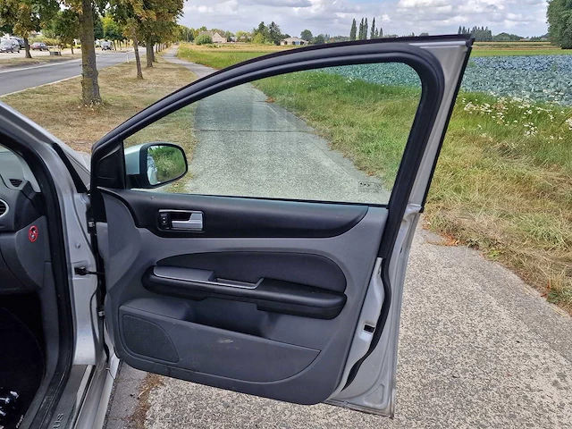 2010 ford focus - afbeelding 18 van  28