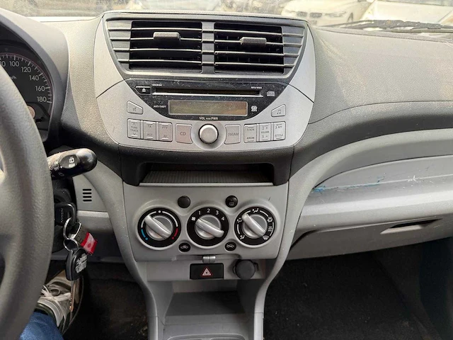 2011 - nissan pixo - personenauto - afbeelding 7 van  17
