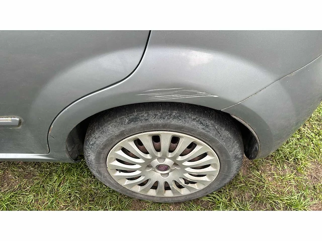 2011 fiat punto personenauto - afbeelding 25 van  33