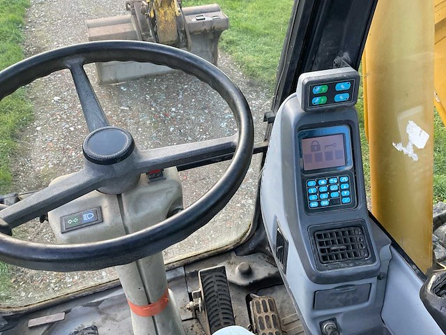 2011 komatsu pw160-7eo banden graafmachine - afbeelding 15 van  34