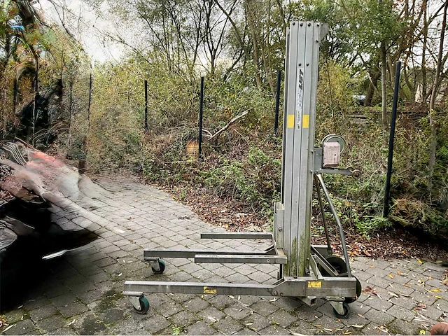 2011 lm575 alp lift / materiaallift met handlier - afbeelding 1 van  9