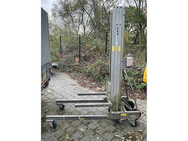 2011 lm575 alp lift / materiaallift met handlier - afbeelding 3 van  9