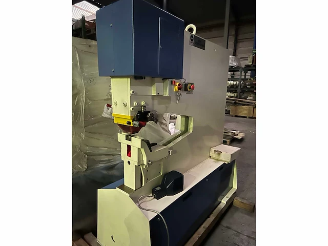 2011 mubea klh700/760 pons- en knipmachine - afbeelding 2 van  2