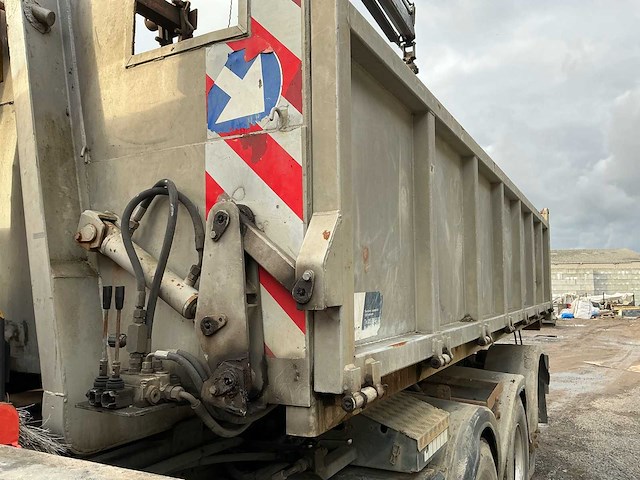 2011 renault kerax 460 tridem vrachtwagen met kraan en container - afbeelding 24 van  45