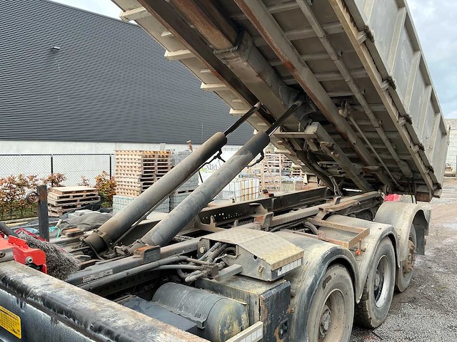 2011 renault kerax 460 tridem vrachtwagen met kraan en container - afbeelding 26 van  45