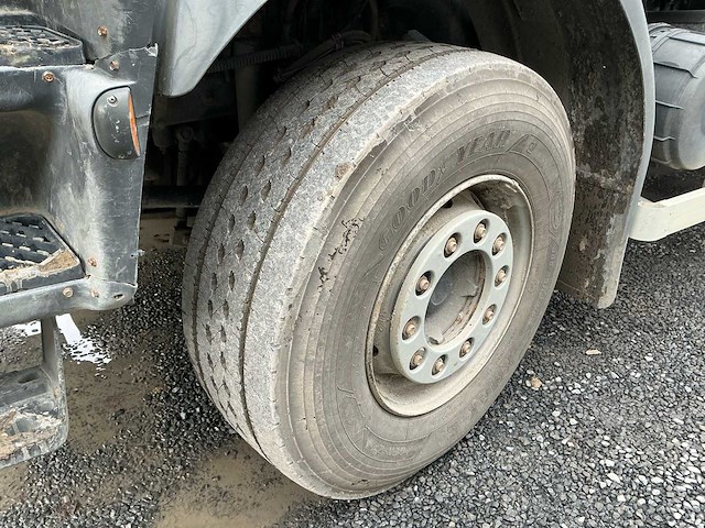 2011 renault kerax 460 tridem vrachtwagen met kraan en container - afbeelding 32 van  45