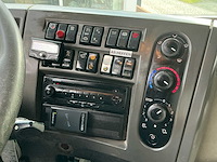 2011 renault kerax 460 tridem vrachtwagen met kraan en container - afbeelding 4 van  45