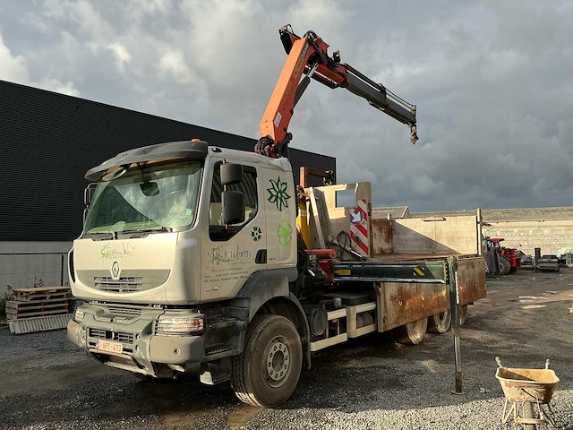 2011 renault kerax 460 tridem vrachtwagen met kraan en container - afbeelding 1 van  45